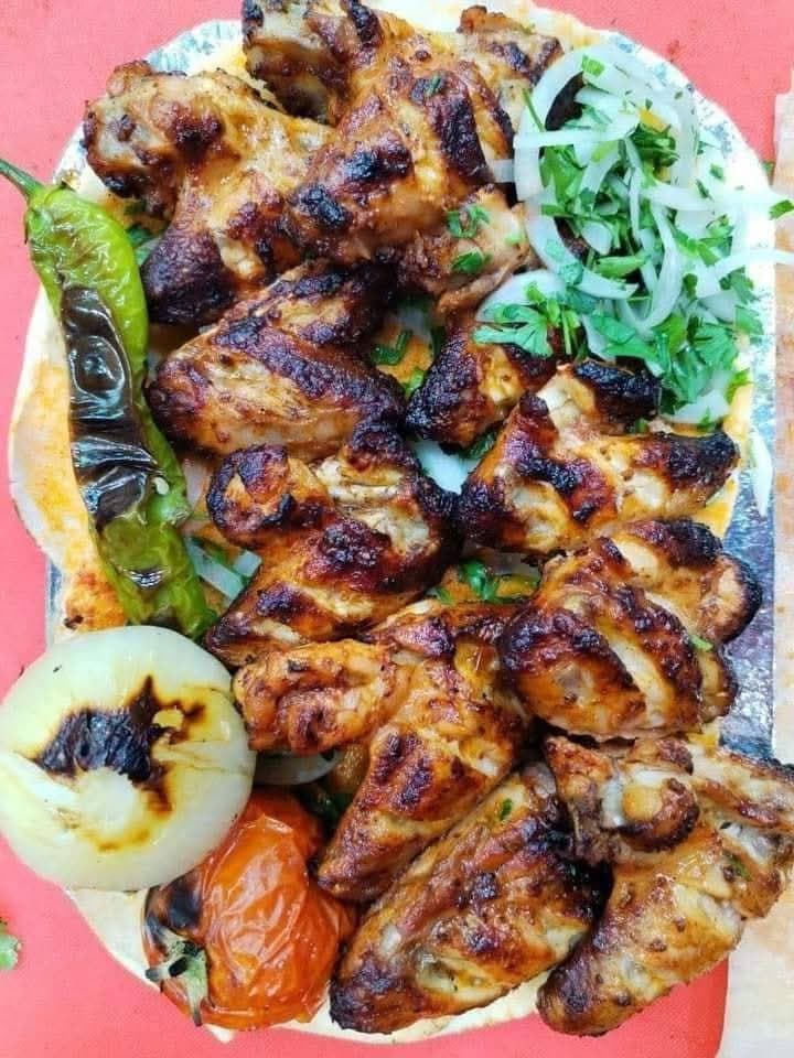 وجبه جناح مشوي مع ثوم وبطاطا ومخلل image