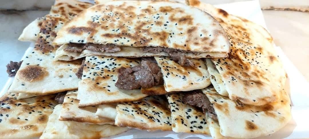 شرحات لحمه ع العجين image