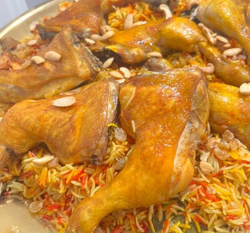 وجبة مندي دجاج مع صوص الدقوس واللبن image